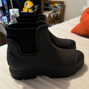 Ugg black droplet rain boots